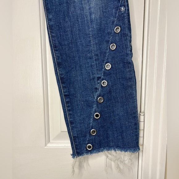 7 For All Mankind Distressed Edie Frayed Grommet Trim Distressed Jeans Size 28 - Picture 6 of 9